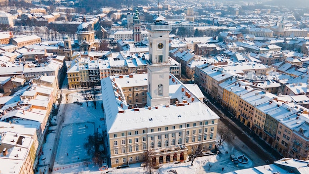 Vista aérea do centro da cidade de lviv em um dia ensolarado de inverno nevado cópia espaço