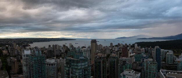 Foto vista aérea do centro da cidade durante uma noite tempestuosa de verão antes do pôr do sol