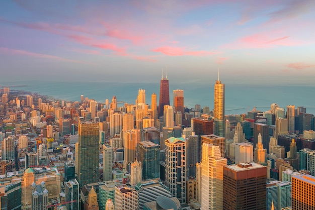 Vista aérea do centro de Chicago ao pôr do sol do alto.