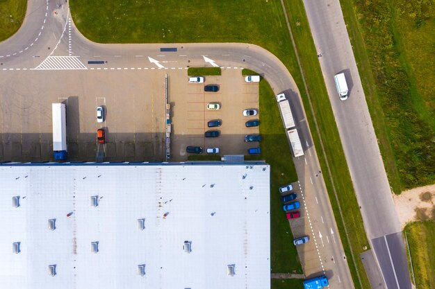 Vista aérea do centro de logística de armazém de mercadorias na zona da cidade industrial a partir do fundo de visão de drone