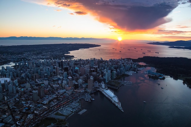 Vista aérea do centro de Vancouver no pôr do sol colorido da costa oeste