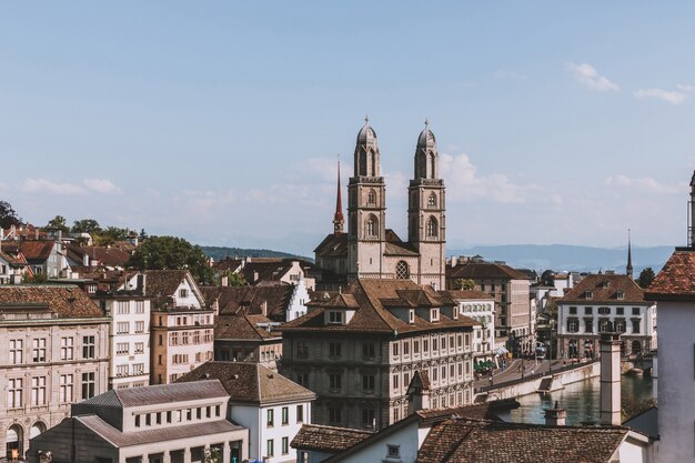 Vista aérea do centro histórico da cidade de Zurique com a famosa Igreja Grossmunster e o rio Limmat do parque Lindenhof, Zurique, Suíça. Paisagem de verão, clima ensolarado, céu azul e dia ensolarado