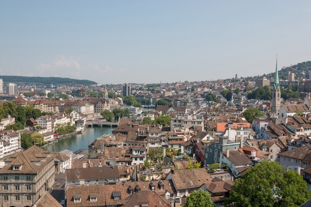 Vista aérea do centro histórico da cidade de Zurique com o rio Limmat da Igreja Grossmunster, cantão de Zurique, Suíça. Dia de sol no verão