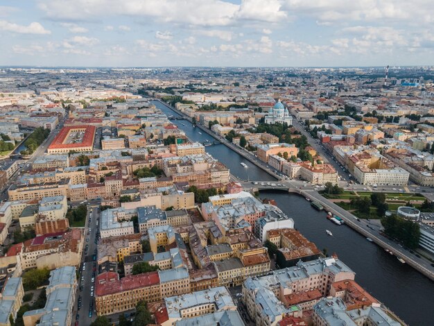 Foto vista aérea do centro histórico de são petersburgo foto da catedral da trindade do rio fontanka