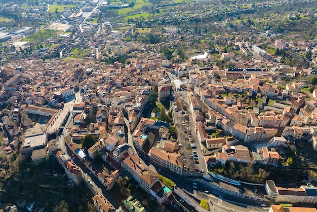 Vista aérea do centro histórico denso da cidade de Thiers na região de AuvergneRhoneAlpes do departamento de PuydeDome na França Telhados de edifícios antigos e ruas estreitas