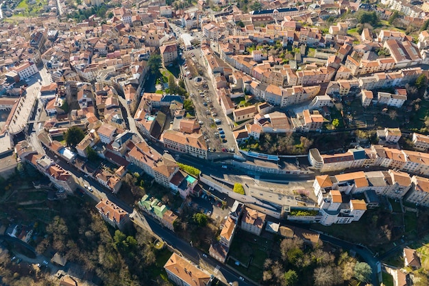 Vista aérea do centro histórico denso da cidade de Thiers na região de AuvergneRhoneAlpes do departamento de PuydeDome na França Telhados de edifícios antigos e ruas estreitas