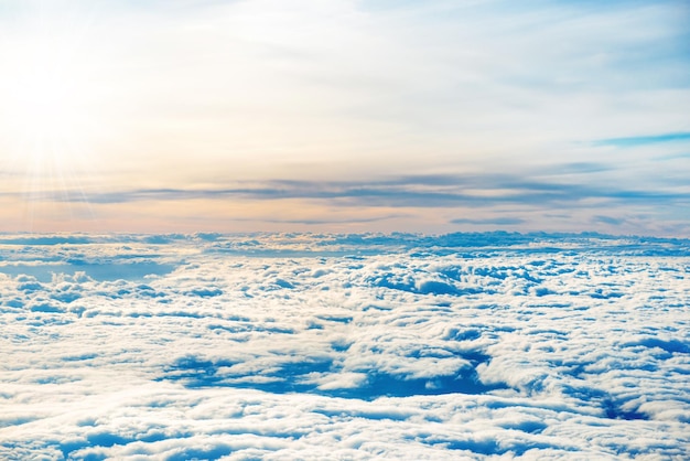 Vista aérea do céu azul com camadas de cúmulo fofo branco e nuvens cirros