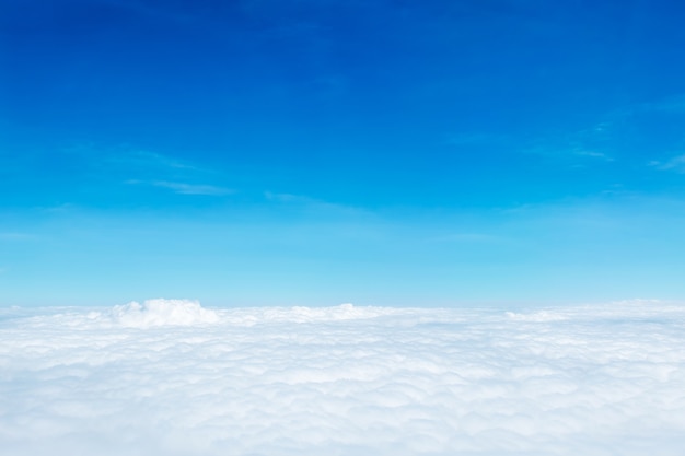 Vista aérea do céu azul e da nuvem vista de cima