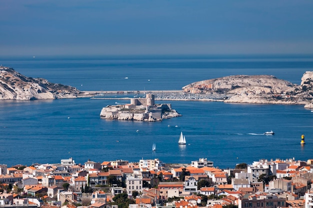 Vista aérea do Chateau d'If na Baía de Marselha, no sudeste da França