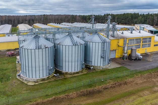 Vista aérea do complexo agroindustrial com silos e linha de secagem de grãos