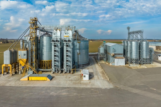 Vista aérea do complexo agroindustrial com silos e linha de secagem de grãos