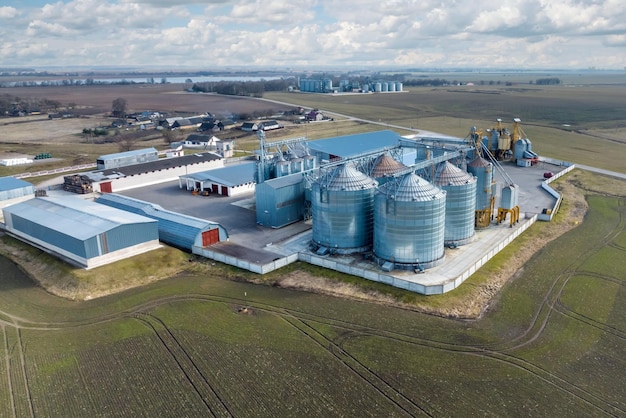 Vista aérea do complexo agroindustrial com silos e linha de secagem de grãos