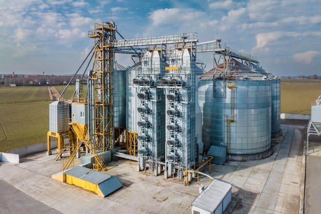 Vista aérea do complexo agroindustrial com silos e linha de secagem de grãos