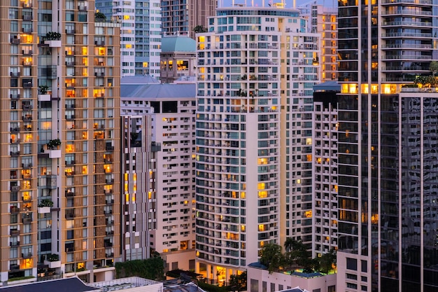 Vista aérea do condomínio de edifícios de escritórios modernos de Bangkok no centro da cidade de Bangkok com céu pôr do sol Bangkok Tailândia