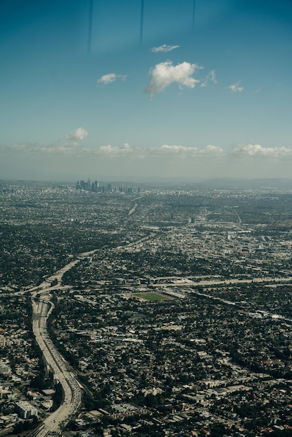 Vista aérea do cruzamento da rodovia com o centro da cidade de Los Angeles, EUA