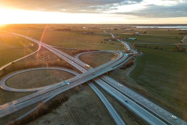 Vista aérea do cruzamento de estrada moderna rodovia ao amanhecer em levantar o sol. fotografia de zangão.