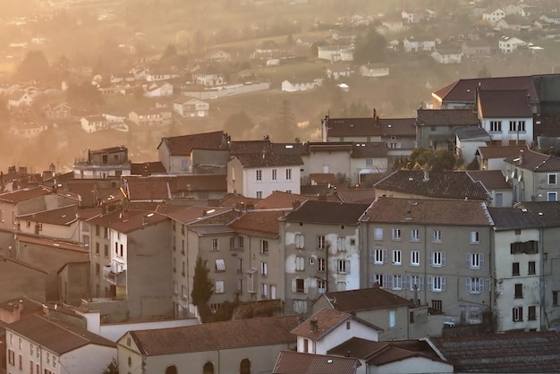 Vista aérea do denso centro histórico da cidade de Thiers, no departamento de PuydeDome, região AuvergneRhoneAlpes, na França Telhados de edifícios antigos e ruas estreitas ao pôr do sol