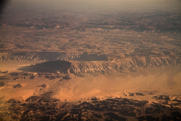 Vista aérea do deserto contra o céu