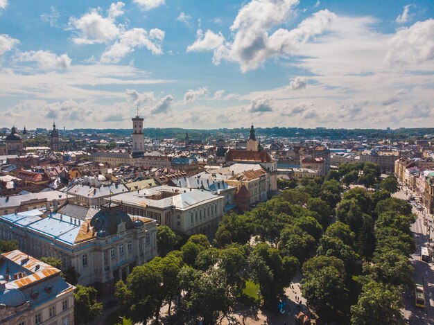 Vista aérea do dia de verão ensolarado da cidade europeia velha