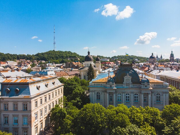 Vista aérea do dia de verão ensolarado da cidade europeia velha