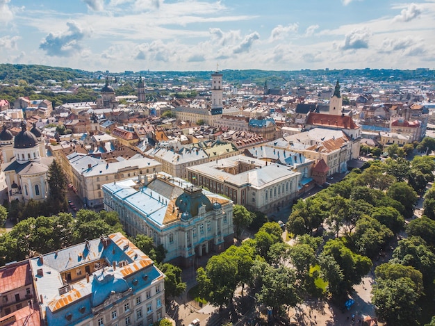 Vista aérea do dia de verão ensolarado da cidade europeia velha