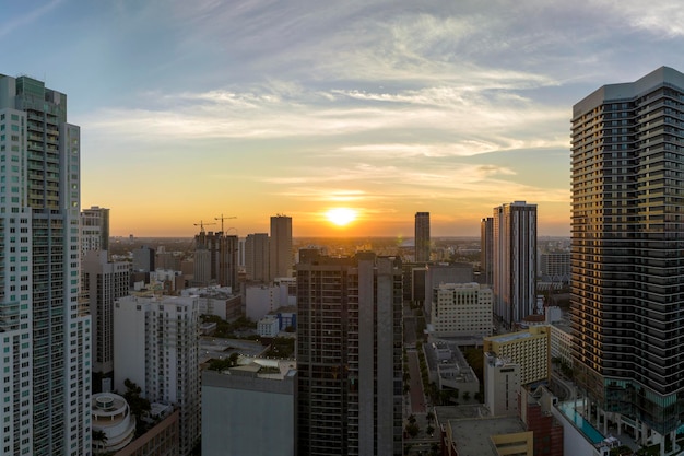 Vista aérea do distrito de escritórios do centro de miami brickell, na flórida, eua, ao pôr do sol edifícios arranha-céus comerciais e residenciais na moderna metrópole americana