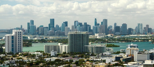 Vista aérea do distrito de escritórios do centro de Miami, na Flórida, EUA, em um dia ensolarado, arranha-céus comerciais e residenciais em modernas megapolis americanas