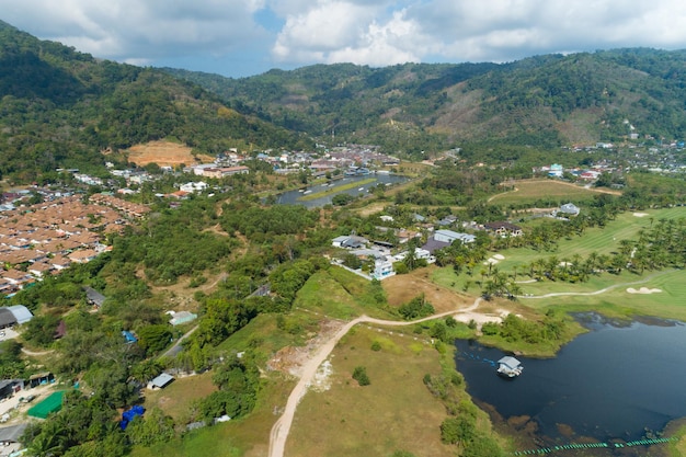 Vista aérea do distrito de kathu phuket tailândia da câmera drone vista de alto ângulo