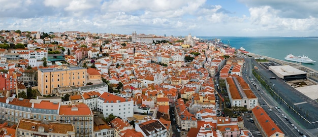 Vista aérea do distrito de Lisboa Alfama Muitas casas residenciais antigas lotadas tradicionais com telhados de triângulo de argila laranja na colina de Lisboa Portugal