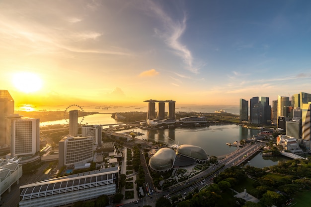 Vista aérea do distrito financeiro e da cidade de Singapura durante o nascer do sol em Singapura, Ásia.