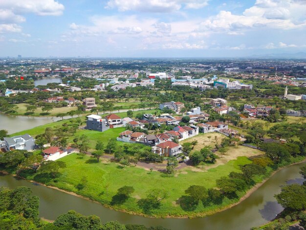 Vista aérea do drone acima do imóvel com vista para o lago ao redor