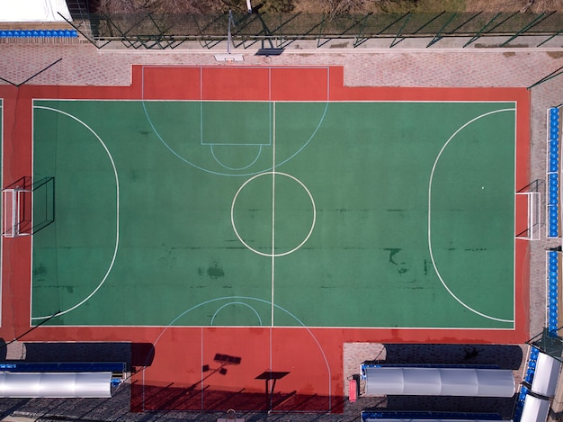 Vista aérea do drone ao minicampo de futebol