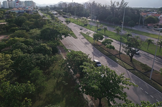 Vista aérea do drone da Avenida das Américas, na zona oeste do Rio de Janeiro. Foto do drone em um dia ensolarado com pouco tráfego de automóveis.