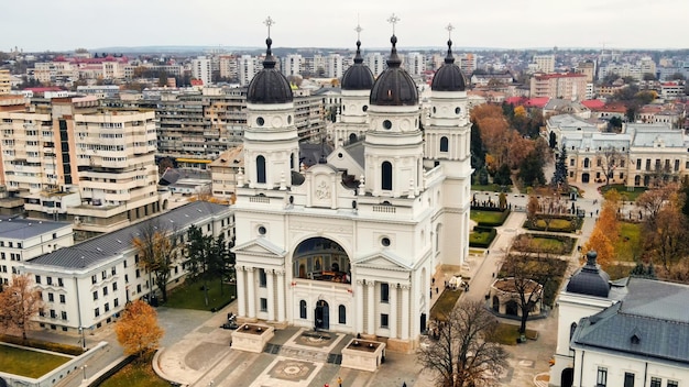 Vista aérea do drone da Catedral Metropolitana em Iasi, Romênia