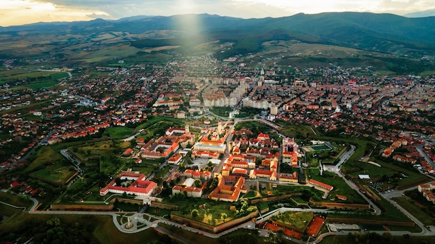 Vista aérea do drone da cidadela de alba carolina em albaiulia romênia paisagem urbana de vários edifícios