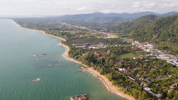 Vista aérea do drone da comunidade e muitos reosrt em khao lak, phang nga, tailândia.