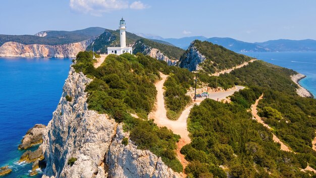 Vista aérea do drone da costa do mar jônico de zakynthos, grécia, cume rochoso com farol