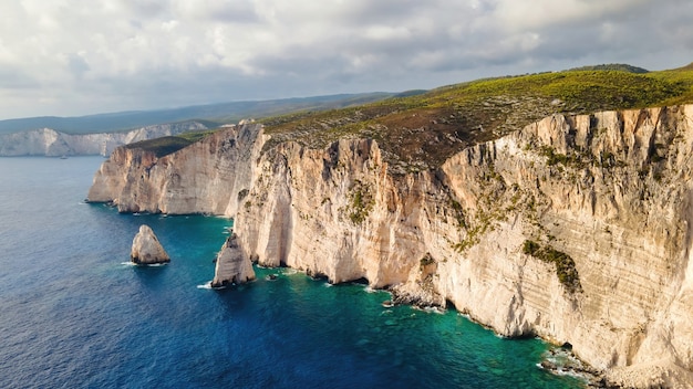 Vista aérea do drone da costa do Mar Jônico de Zakynthos, Grécia