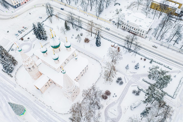 Vista aérea do drone da igreja ortodoxa de elias, o profeta e o antigo centro da cidade no inverno de yaroslavl, na rússia. antiga cidade russa do turístico golden ring.