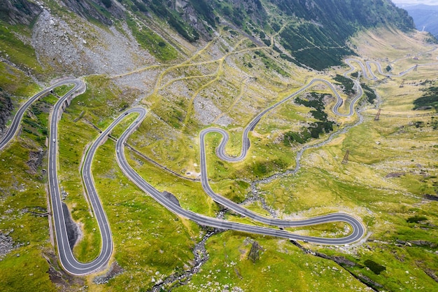 Vista aérea do drone da natureza da rota Transfagarasan na Romênia