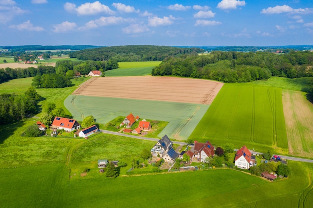 Vista aérea do drone da paisagem da zona rural alemã Aldeias de campos agrícolas