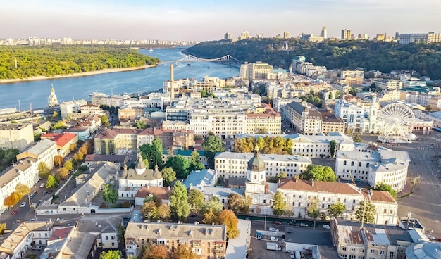 Vista aérea do drone da paisagem urbana de kiev, rio dnipro, centro da cidade e horizonte do distrito de podol, ucrânia