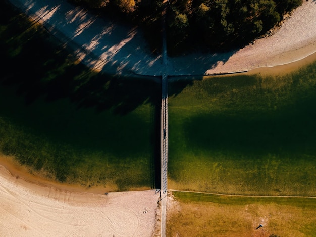 Vista aérea do drone da ponte no lago Henschotermeer na Holanda, Europa.