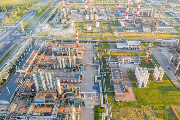 Vista aérea do drone da zona industrial de gasolina ou refinaria de petróleo em yaroslavl, rússia, durante o pôr do sol