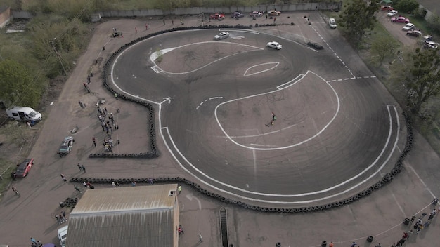 Vista aérea do drone das corridas de rua ao ar livre e da pista de drift ao ar livre