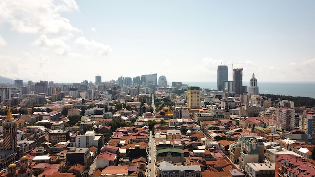 Vista aérea do drone de Batumi, Geórgia. Edifícios antigos e modernos, vegetação, estradas, montanhas