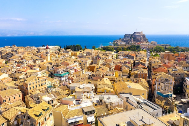 Vista aérea do drone de Kerkyra com a antiga Fortaleza durante o dia ensolarado de verão, ilha de Corfu, Grécia