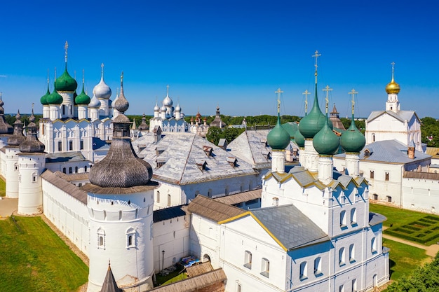 Vista aérea do drone de Rostov Kremlin em Rostov, a grande cidade no verão, na Rússia. Anel de ouro da Rússia.