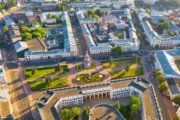 Vista aérea do drone do antigo centro da cidade com a Capela Alexander Nevsky no verão de Yaroslavl, na Rússia.