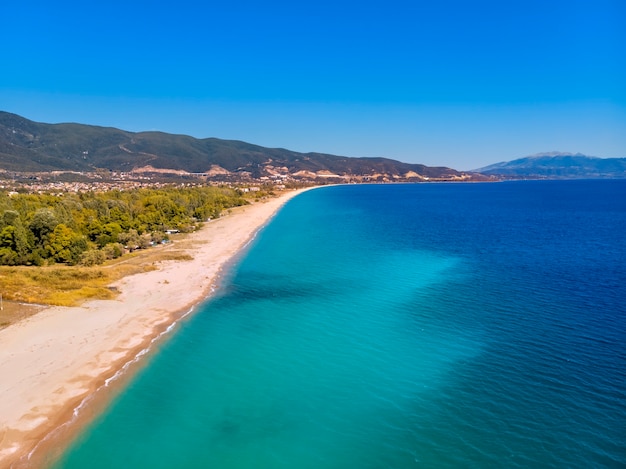 Vista aérea do drone do mar azul em asprovalta, grécia